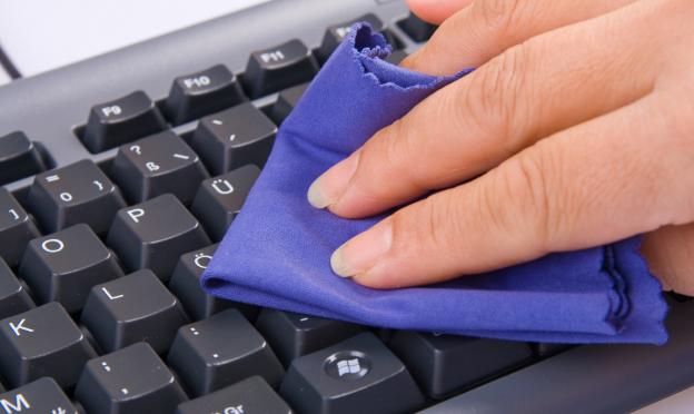 Почистване на клавиатурата на лаптопа без външна помощ: съвети от професионалисти Как да почистите клавиатурата на нетбук